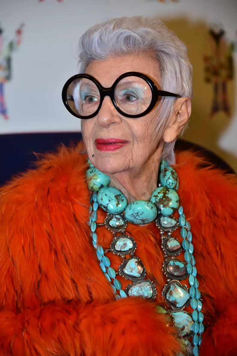 Povestea ochelarilor extravaganți pe care-i poartă Iris Apfel