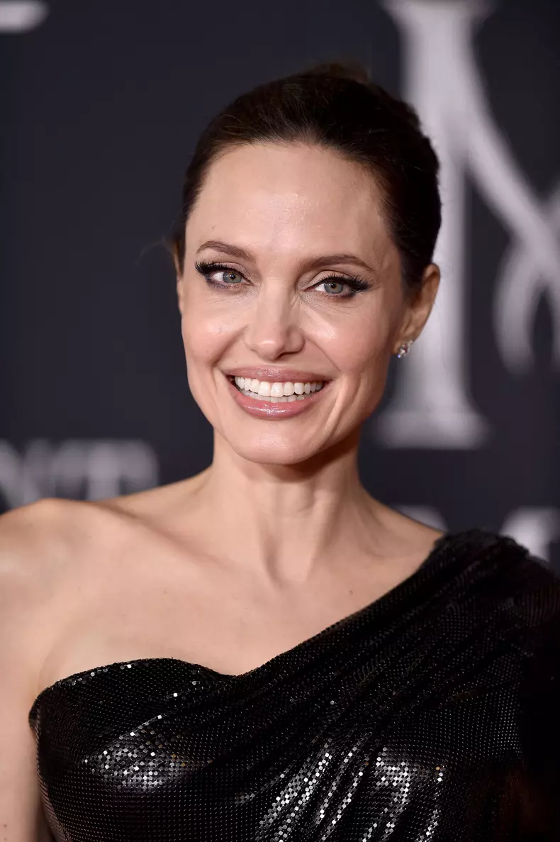 Angelina Jolie goală pentru coperta unei reviste