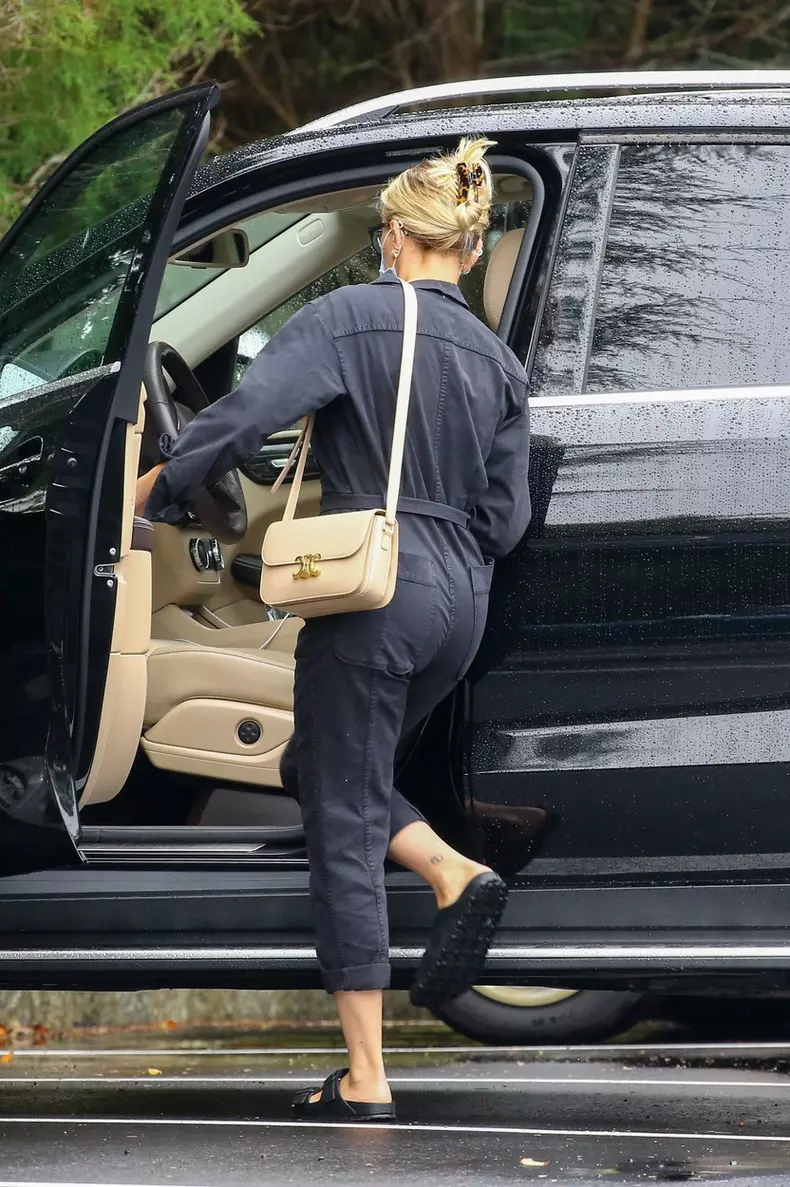 *EXCLUSIVE* Scarlett Johansson and daughter Rose Dorothy go grocery shopping in the Hamptons