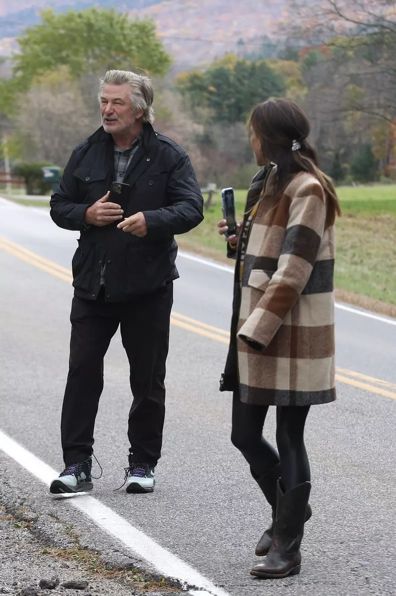 Alec Baldwin and Hilaria stop to talk with photographers