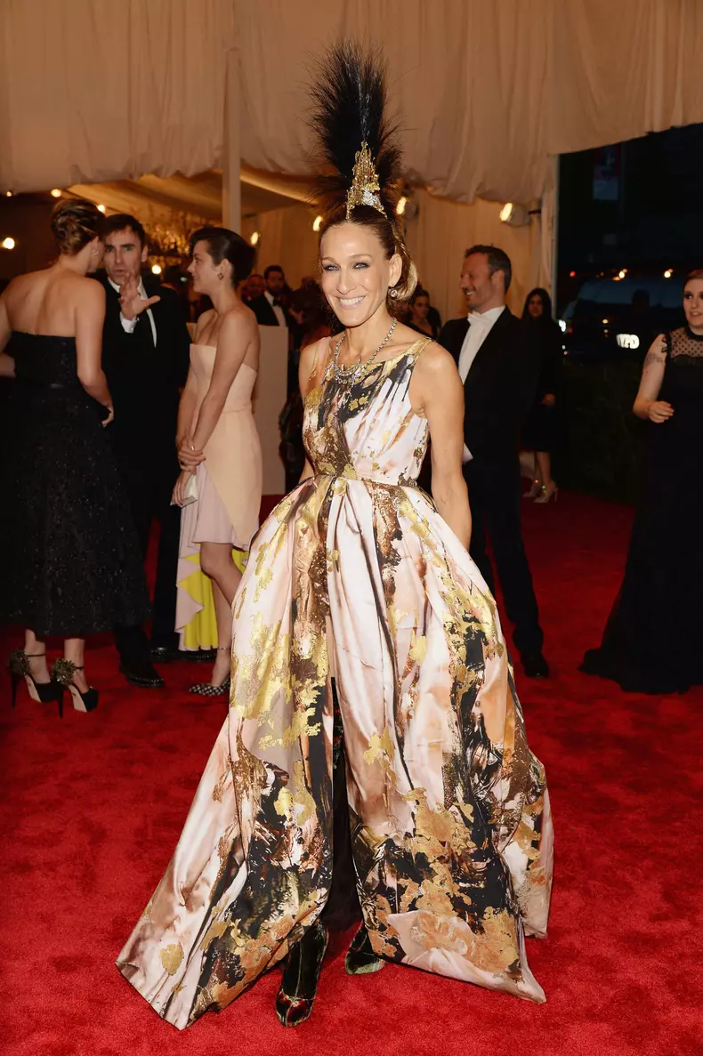Sarah Jessica Parker, intr-o tinuta Giles Deacon, accesoriu Philip Treacy (2013)