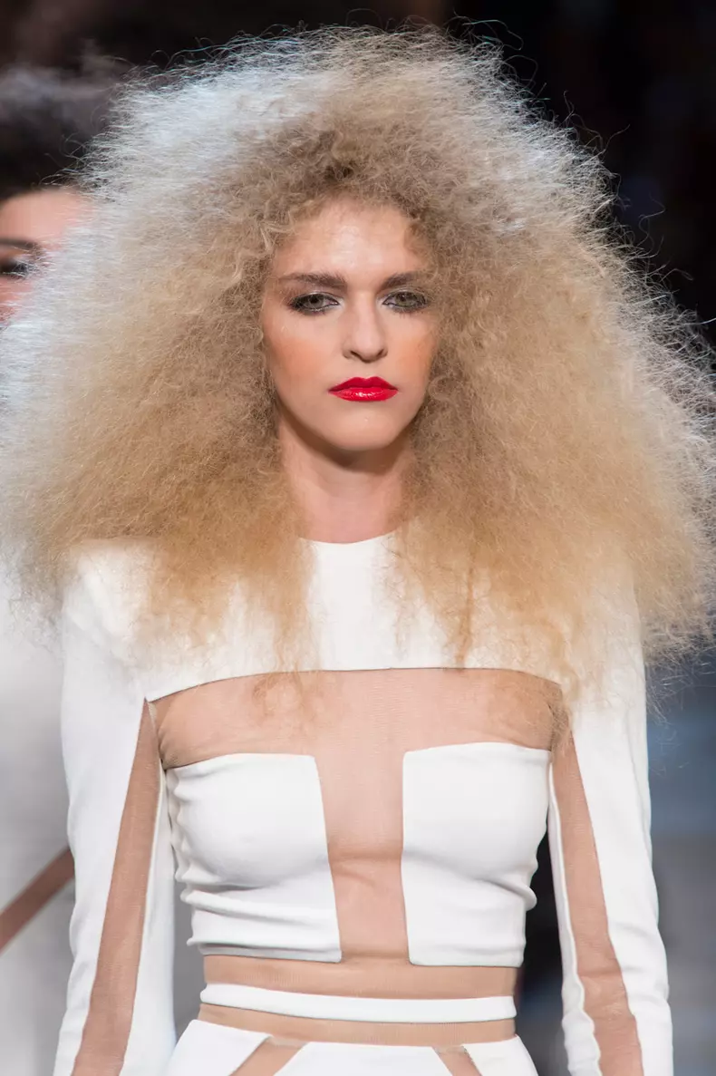 Saptamana Modei de la New York: dupa cum vedem la Costello, parul creponat ramane in tendinte