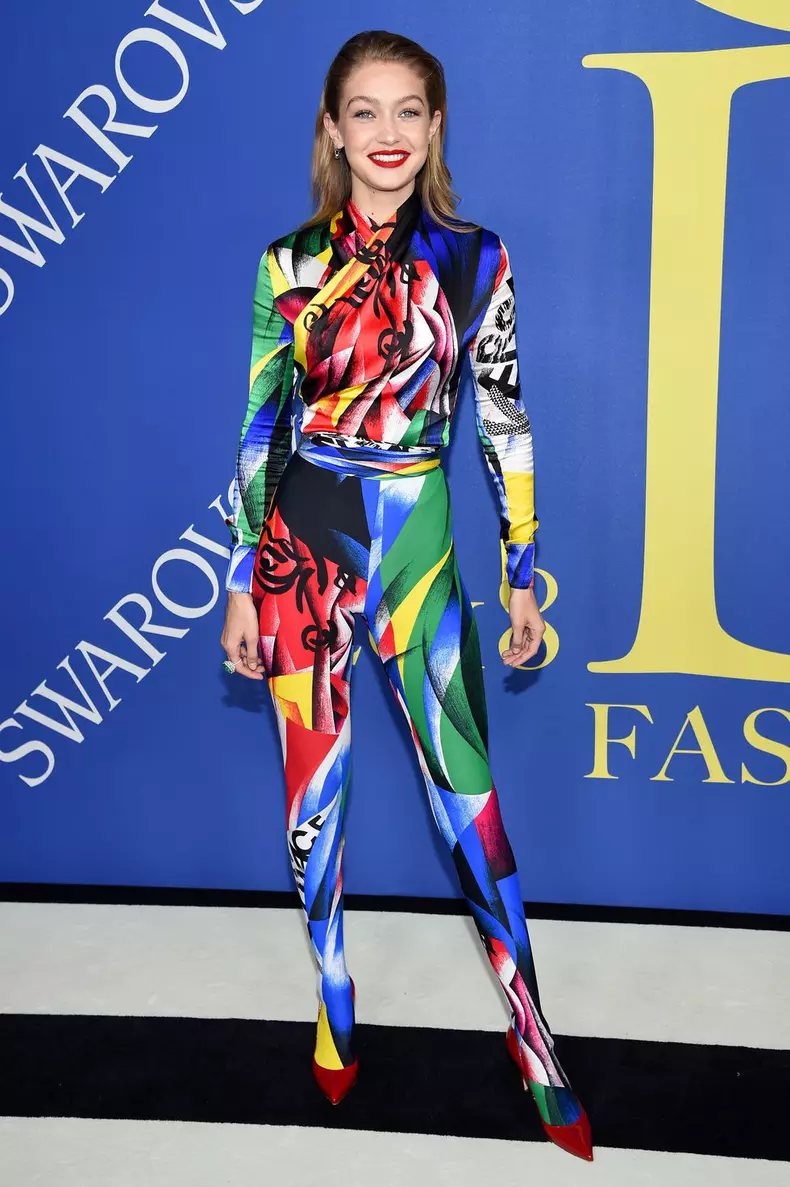 Gigi Hadid într-o ținută Versace