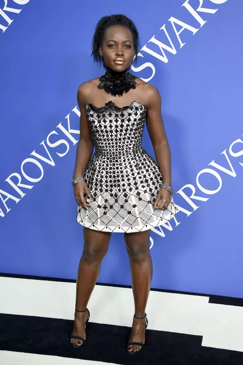 Lupita Nyong'o într-o ținută Versace