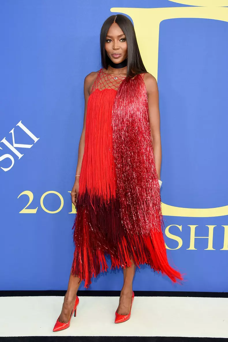 Naomi Campbell într-o ținută Calvin Klein