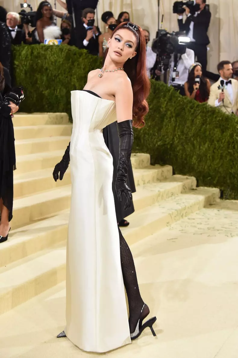 Gigi Hadid în Prada