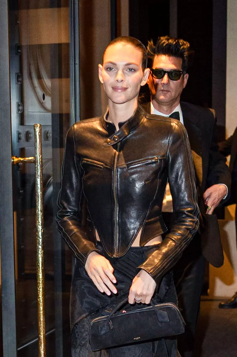 Vittoria Ceretti à la sortie de l'hôtel "Costes" lors de la Fashion Week de Paris (PFW)