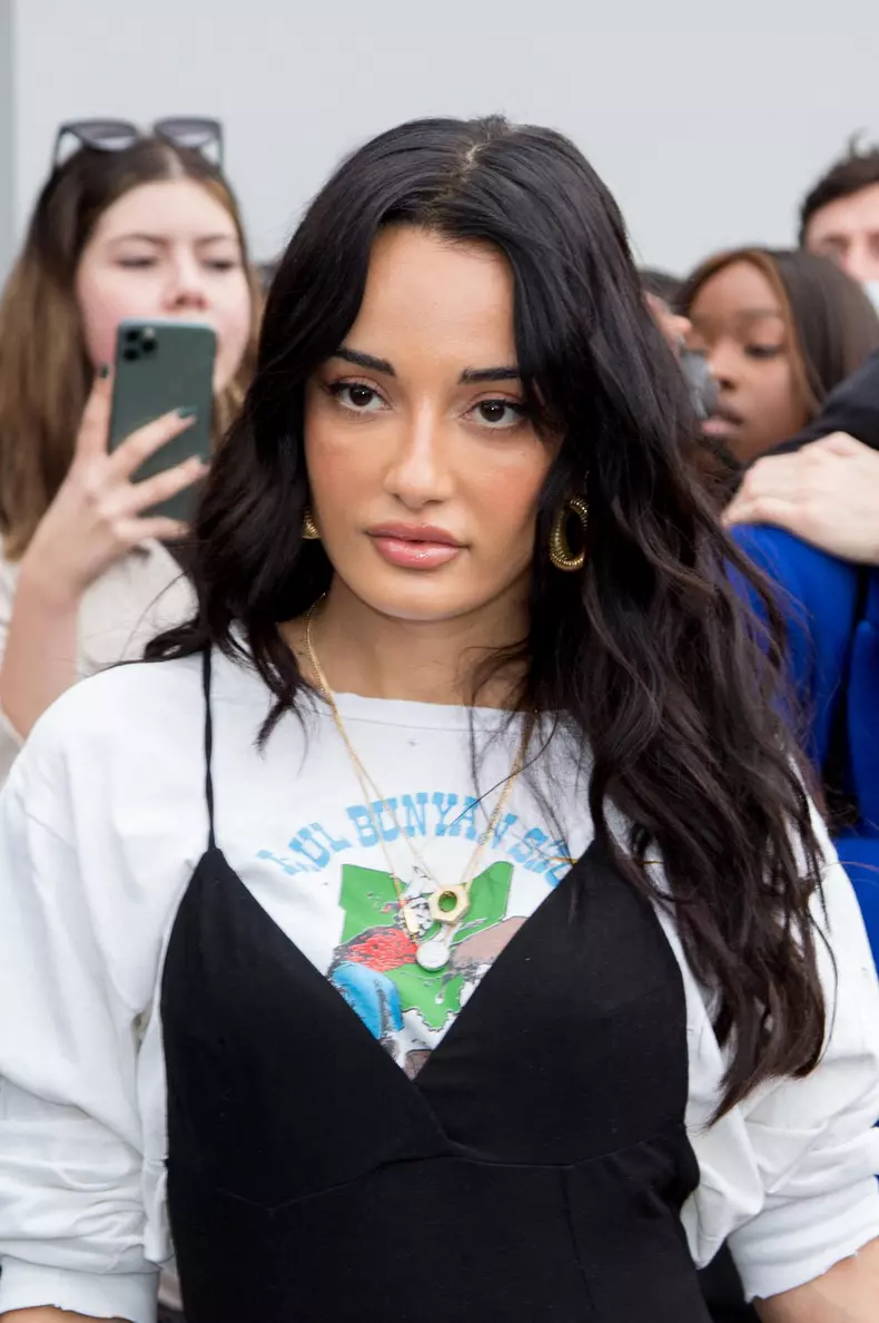 PFW - Loewe - Outside Arrival - Womenswear Fall-Winter 2022-2023 NB