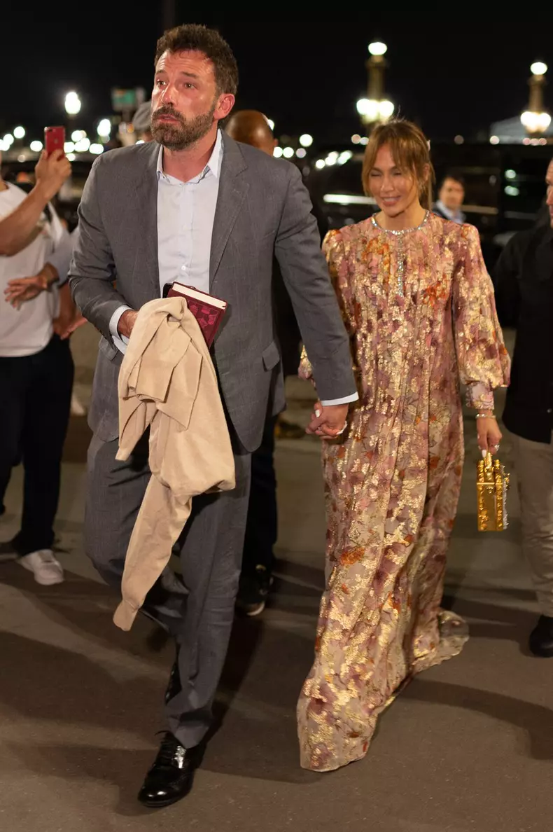 Exclusif - No Web - Ben Affleck et sa femme Jennifer Affleck (Lopez) quittent le restaurant "Cheval Blanc" avec leurs enfants respectifs Seraphina, Violet, Maximilian et Emme pour aller manger une glace chez Bertillon