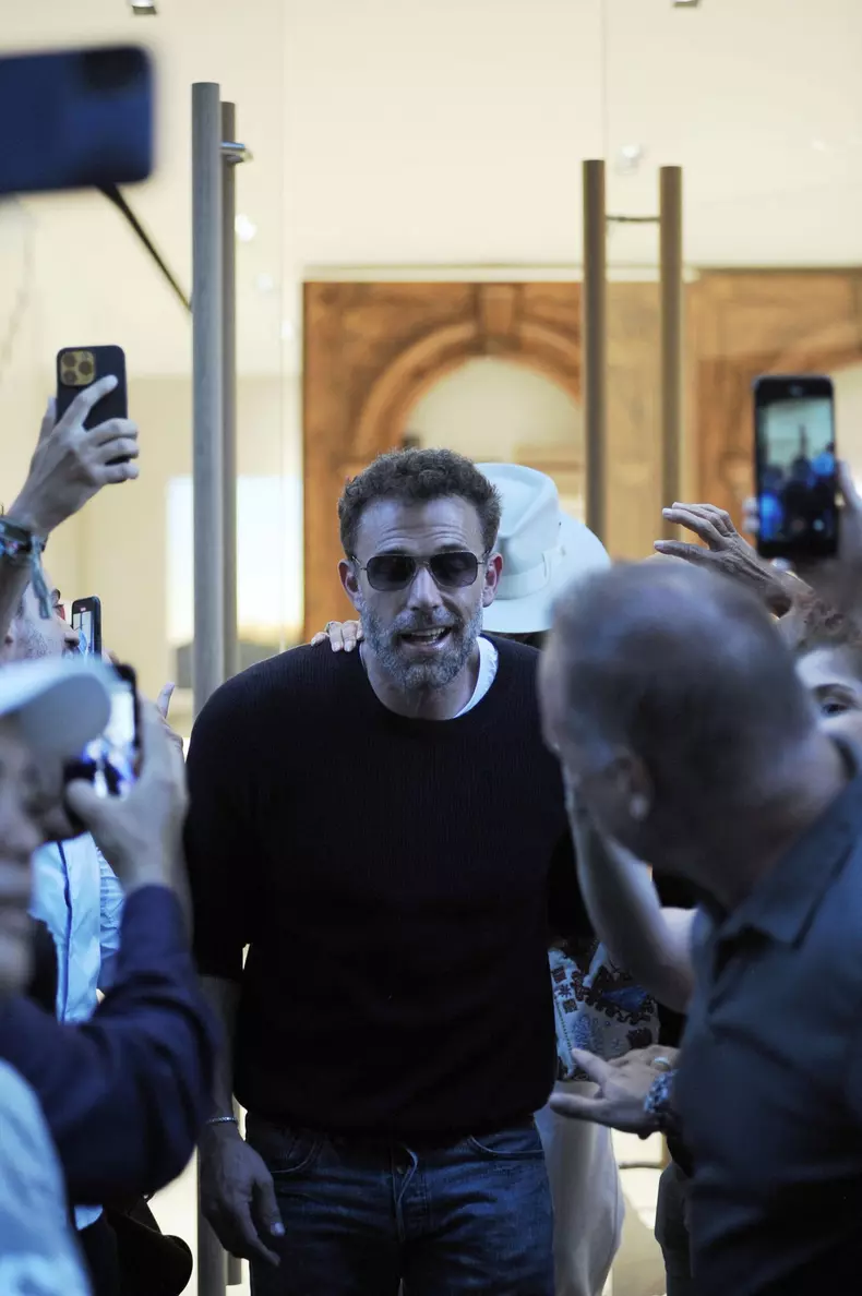 Newlyweds Ben Affleck And Jennifer Lopez Shopping - Milan