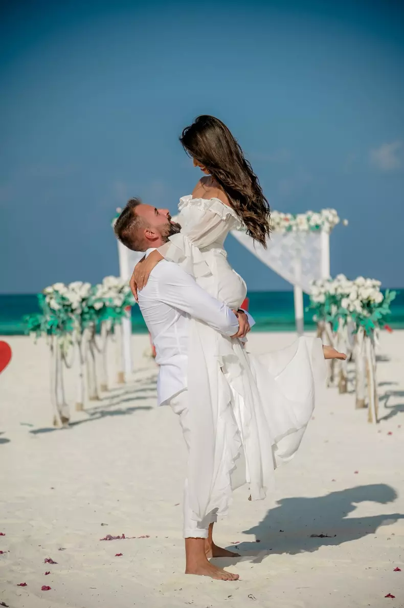 marius-morra-s-a-casatorit-in-maldive-in-cadrul-unei-ceremonii-simple-care-a-avut-loc-pe-plaja_12