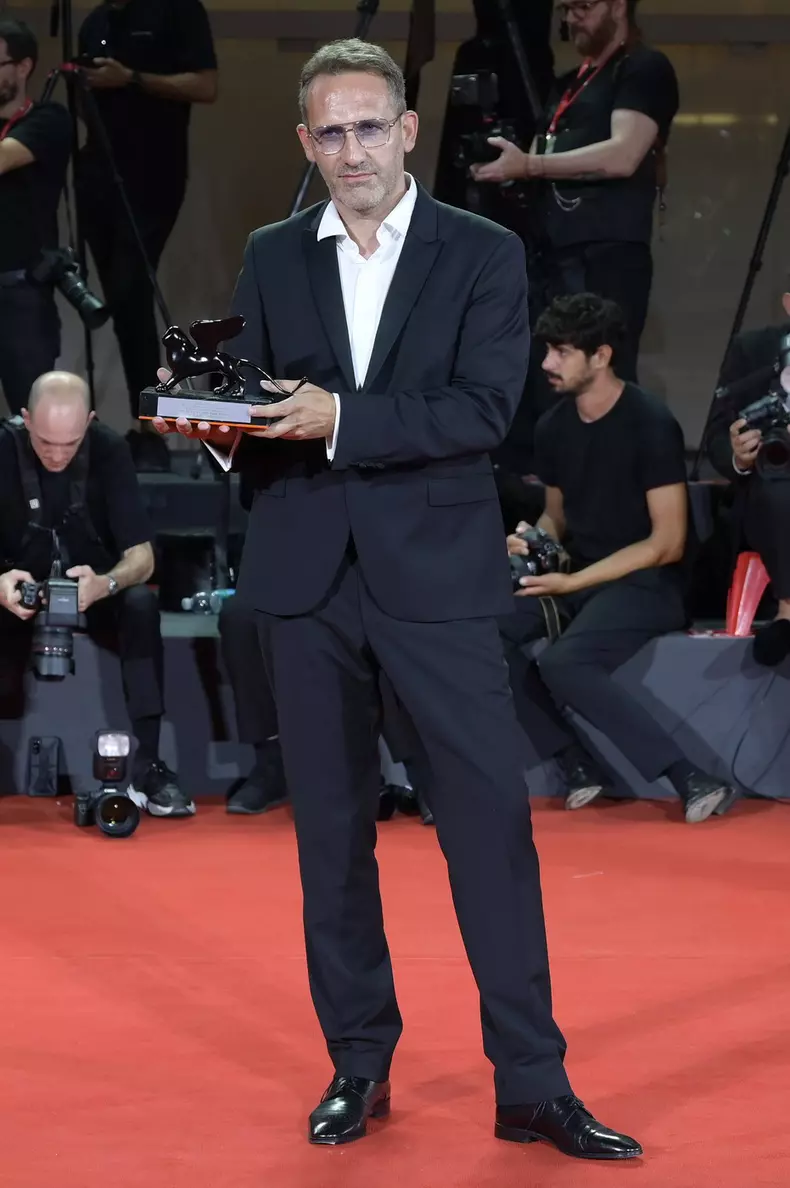 Bogdan Muresanu mit dem Orizzonti Award bester Film The New Year That Never Came bei der Preisverleihung der Biennale di