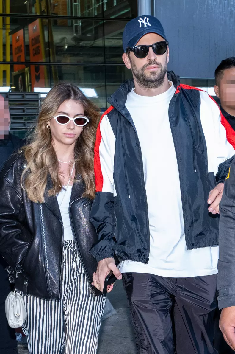 Gerard Pique walks his love with Clara Chía