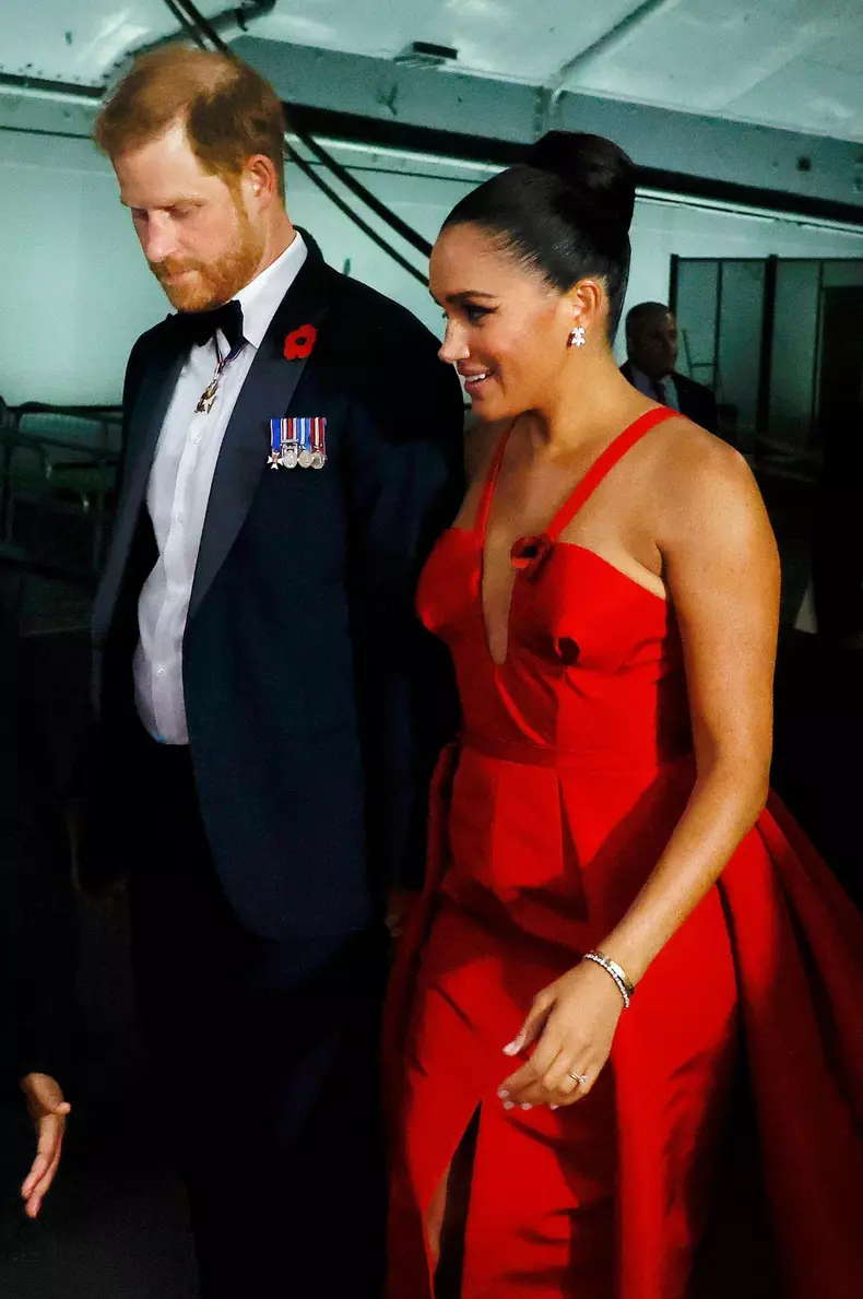 Meghan-Markle-a-furat-toate-privirile-in-rochia-rosie-superba-purtata-la-Gala-Salute-to-Freedom-din-New-York-3