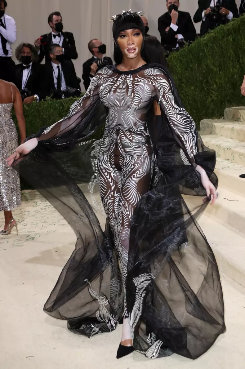 Winnie Harlow în Iris Van Herpen