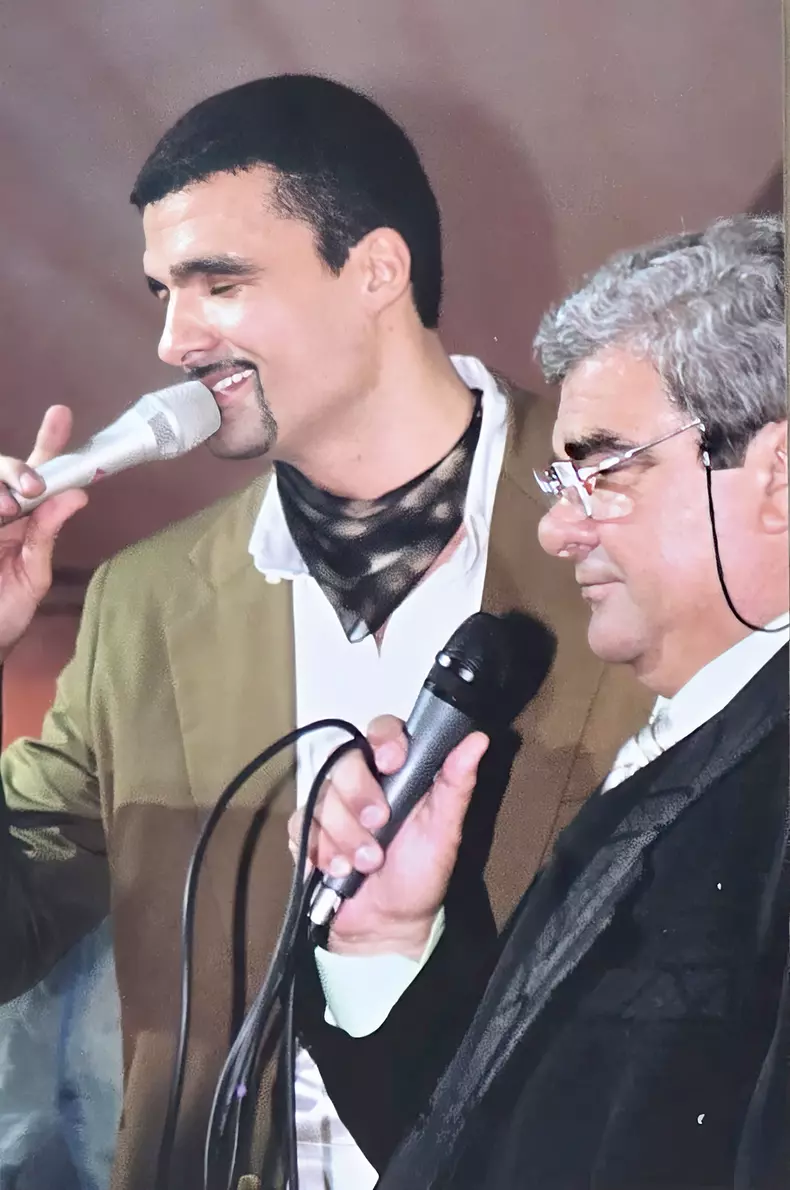 05. In 3 iunie 2006 -nunta -cu Relu, cantand-gigapixel-art-scale-2_00x