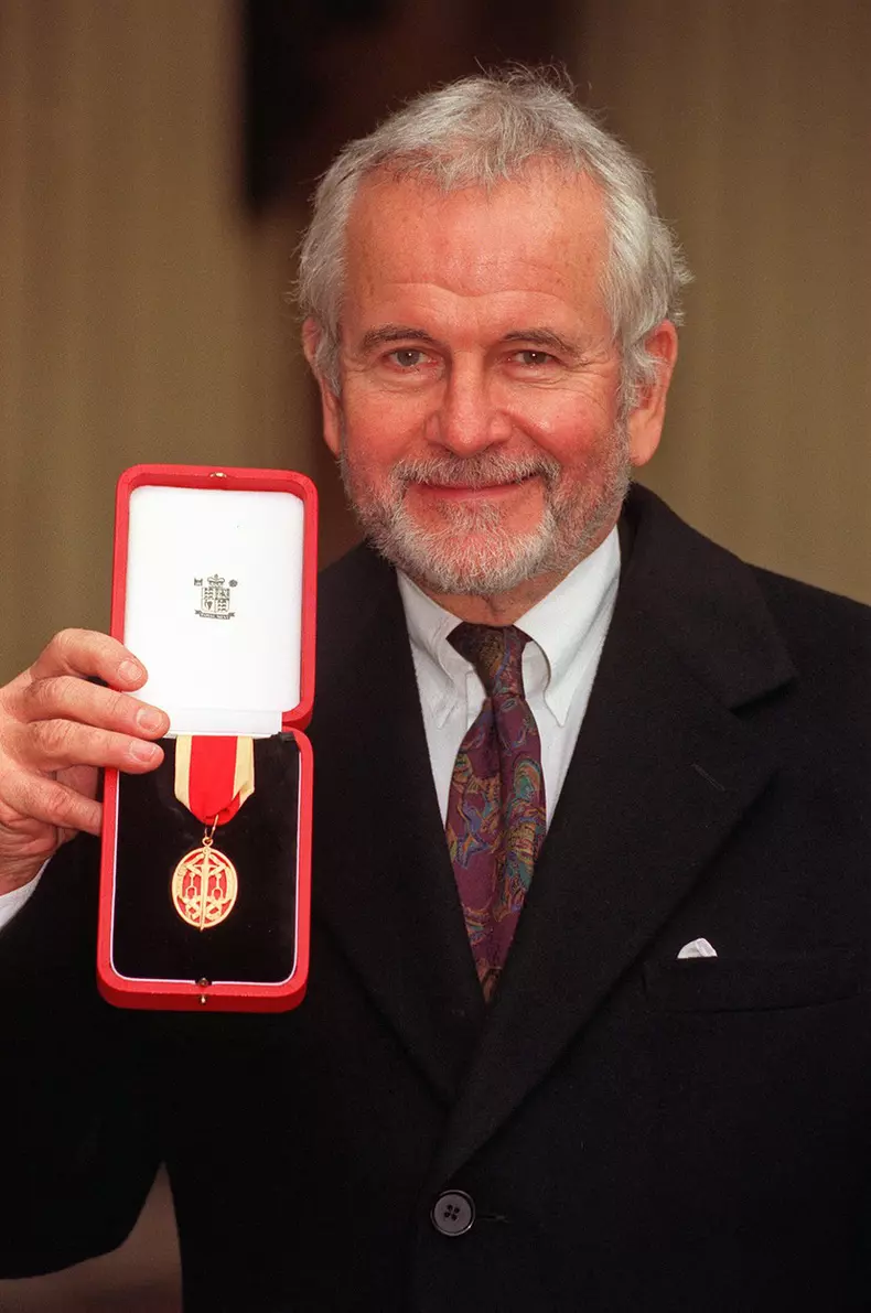 Ian Holm după ce a primit titlul de Cavaler al Ordinului Imperiului Britanic