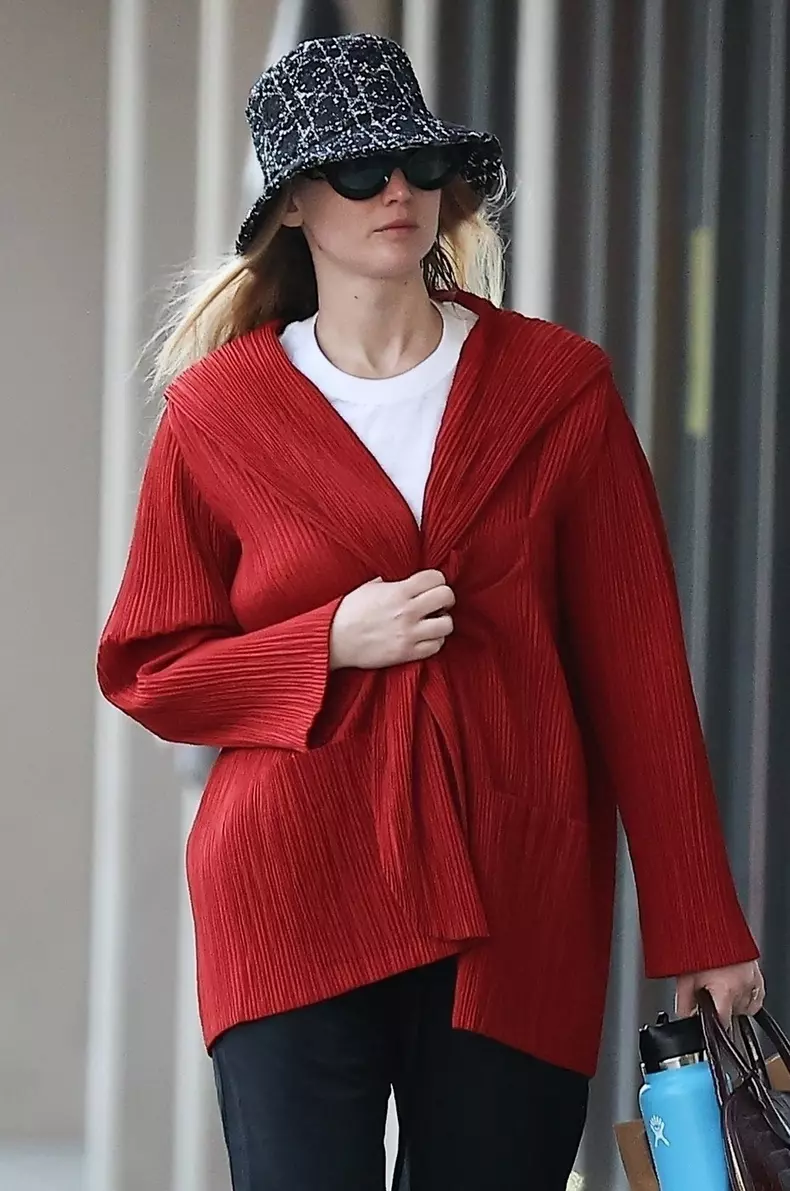 *EXCLUSIVE* Jennifer Lawrence goes incognito while out shopping for arts and crafts supplies