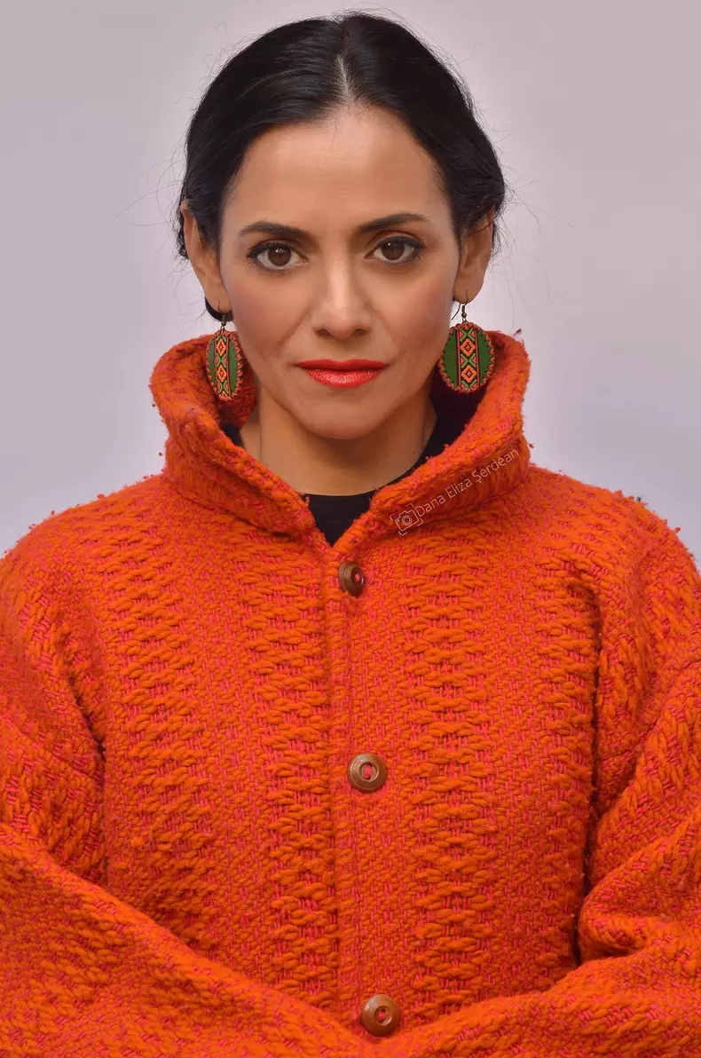 Analia Selis orange