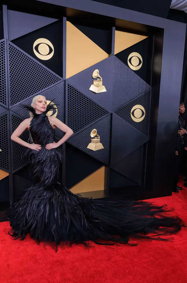 Lady Gaga, apariție dramatică în pene negre pe covorul roșu la Grammy 2026