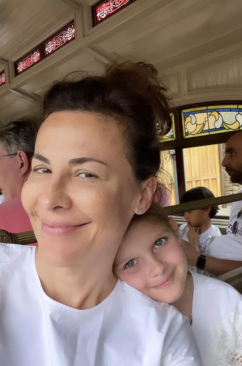 Briana si Adina Alberts la Disneyland