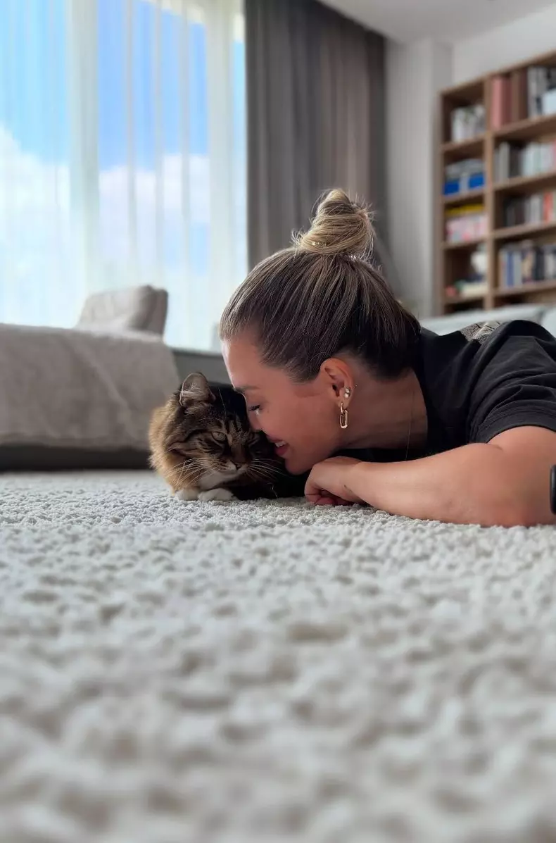 gina pistol pe covor