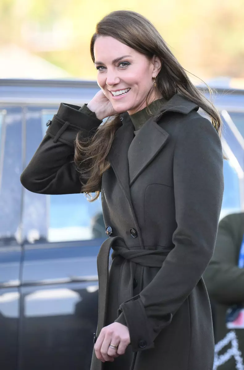 Kate Middleton, imagine înduioşătoare de Ziua Mamei, alături de cei 3 copii