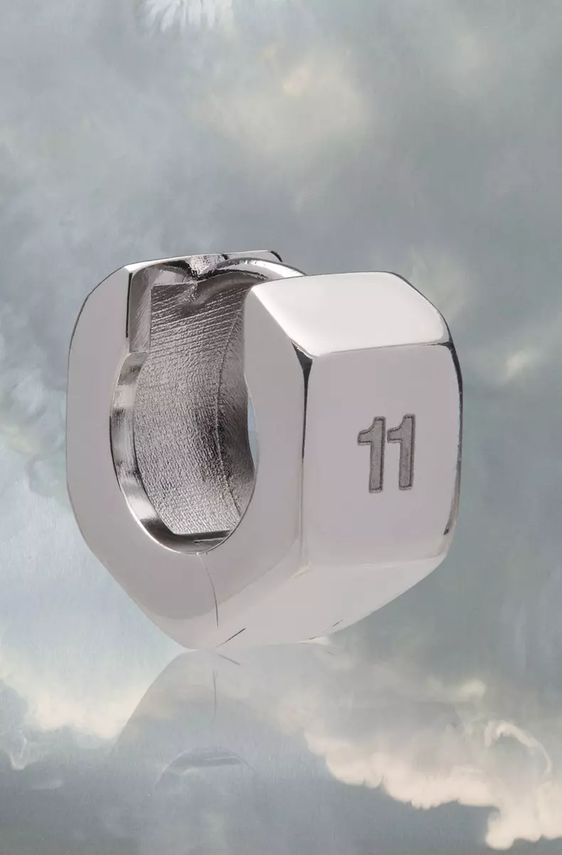 Cercel din alamă, Maison Margiela, 220 euro