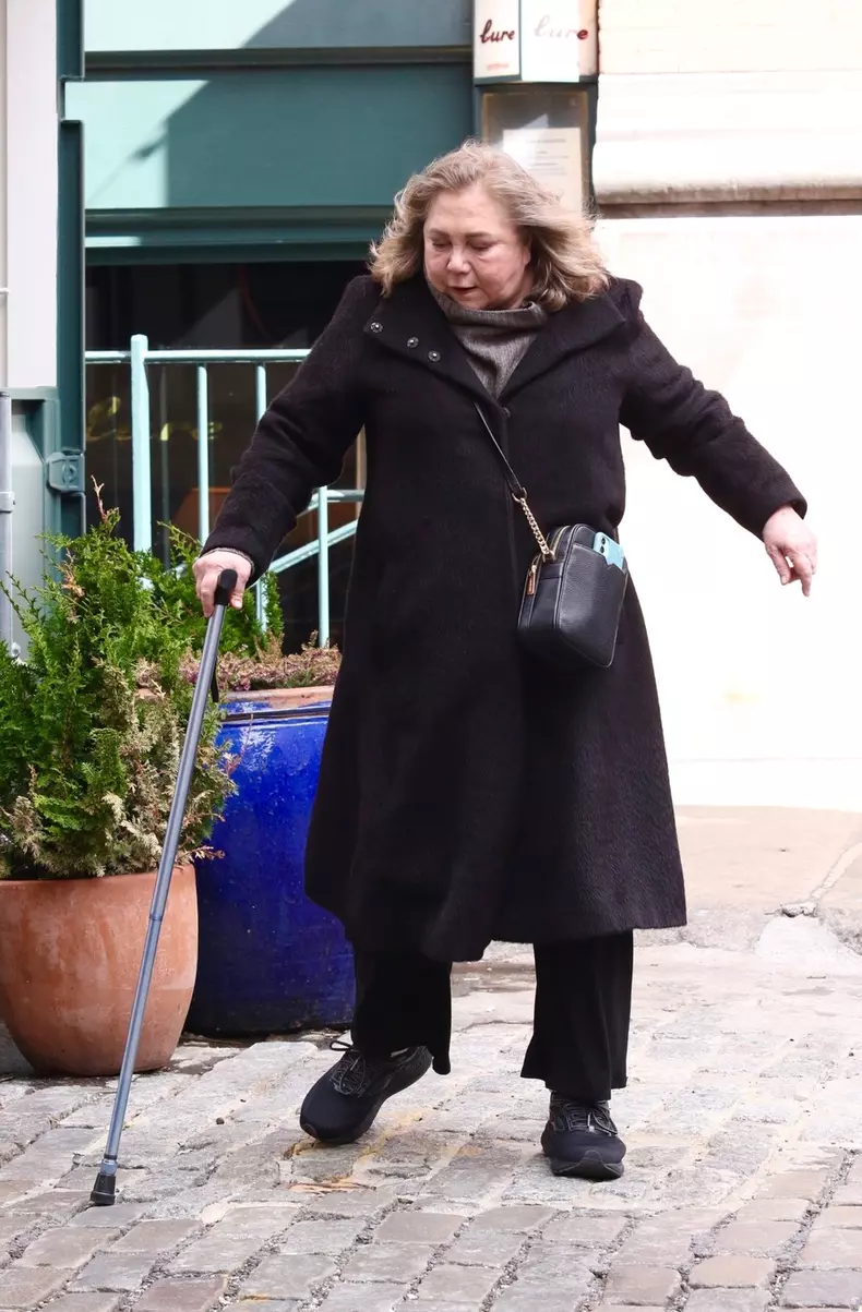 *PREMIUM-EXCLUSIVE* Kathleen Turner looks unrecognizable as she struggles in pain to walk with a cane during a rare public outing **WEB EMBARGO UNTIL APRIL 9, 2024 UNTIL 2:00 PM ET**