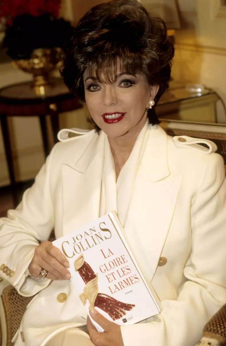 Joan Collins arată mai bine ca oricând la 89 de ani