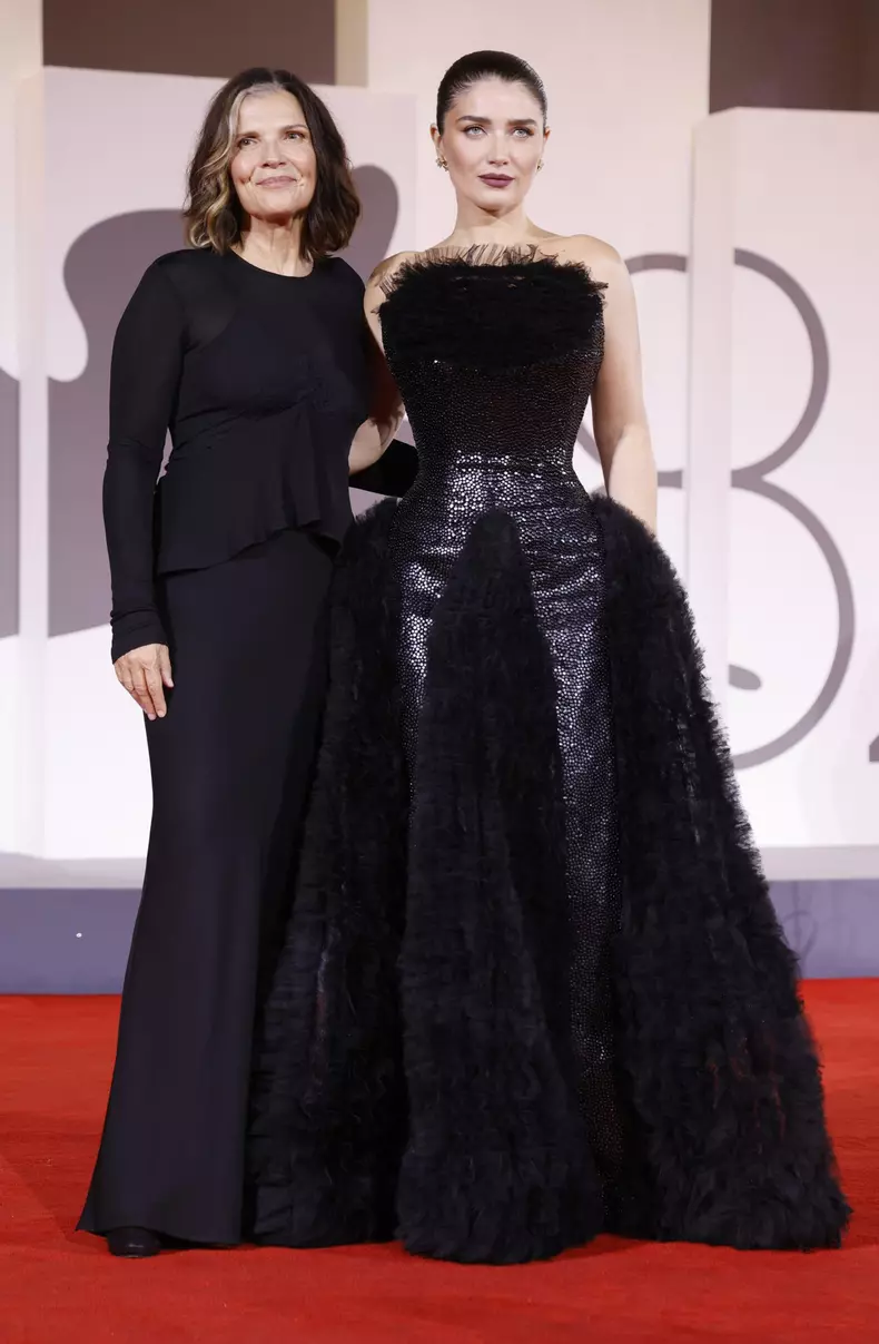 Ali și Eve Hewson la premiera Jay Kelly