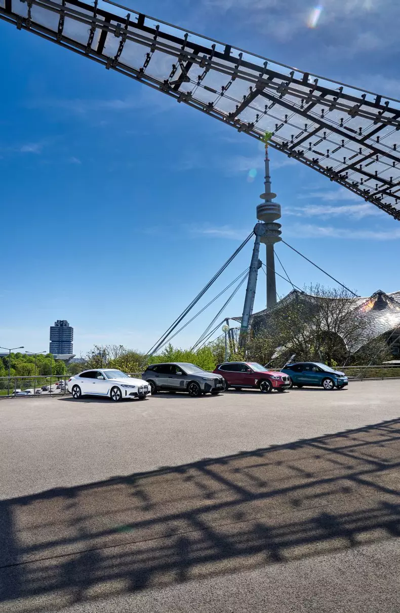 BMW iX si BMW i4 129