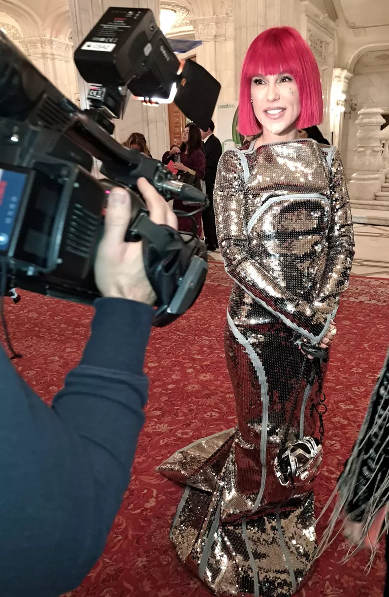 corina-in-rochia-argintie-de-la-elle