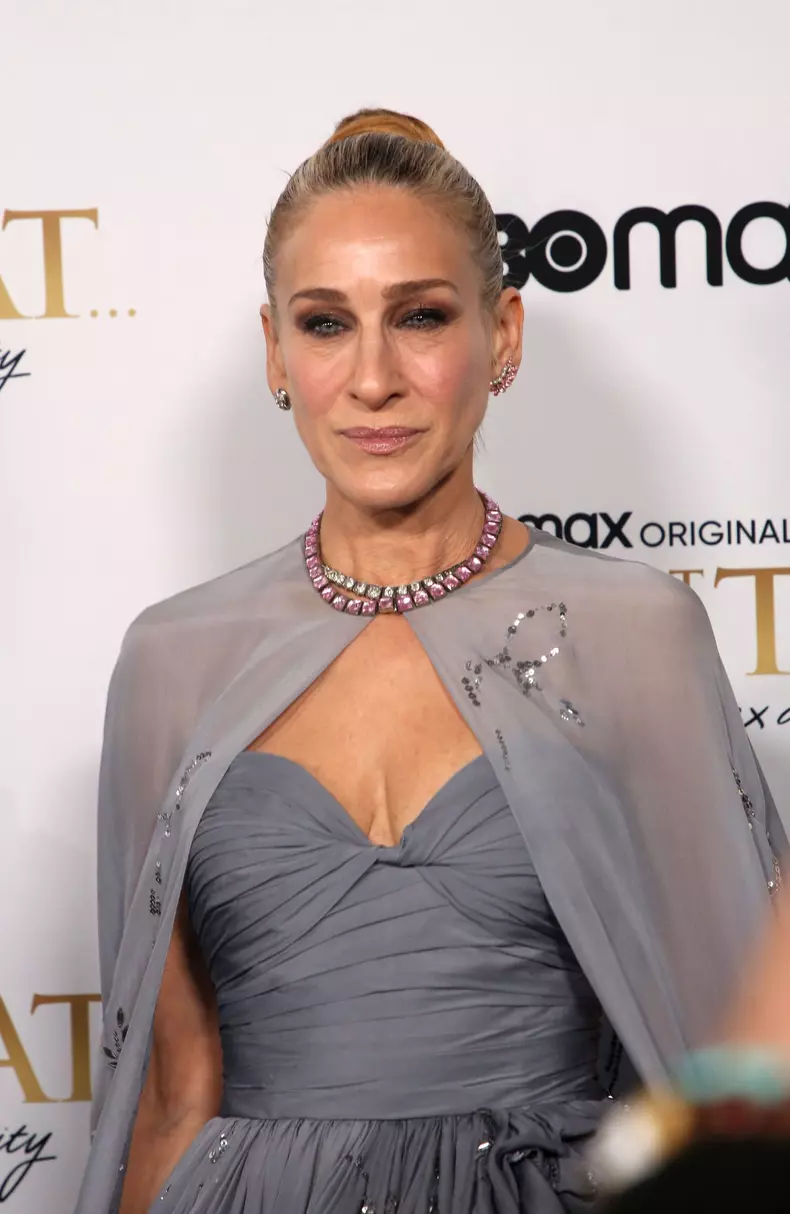 Imagini-cu-Sarah-Jessica-Parker-la-premiera-„And-Just-Like-That-de-la-New-York.-Actrita-a-stralucit-intr-o-tinuta-Oscar-de-la-Renta-4