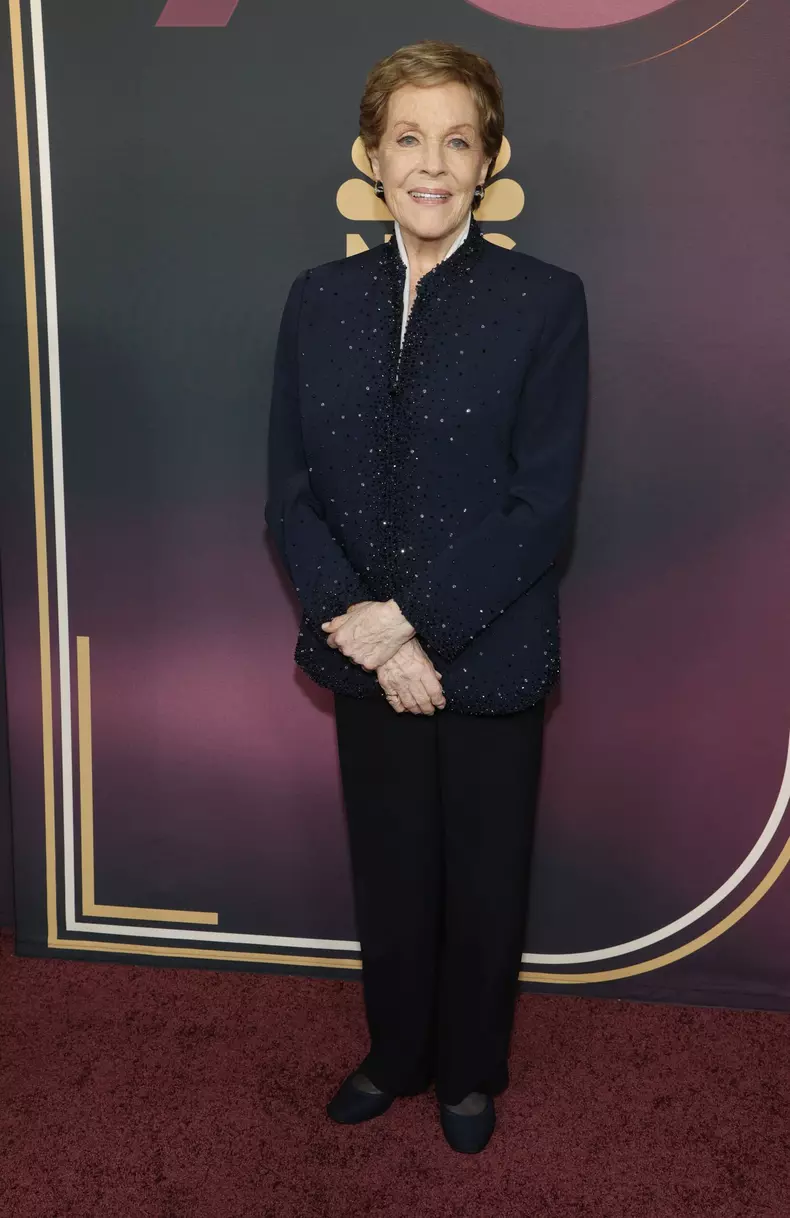 Lady Whistledown este dublată de Julie Andrews în Bridgerton