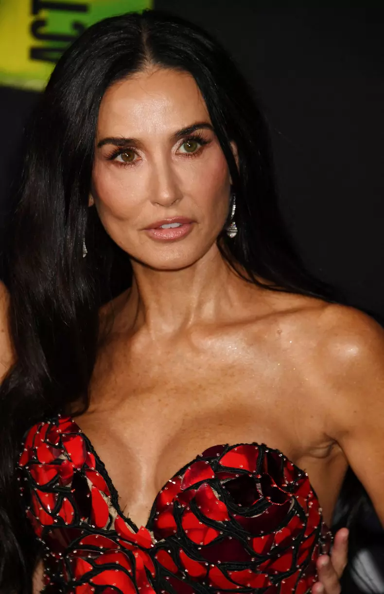 Demi Moore, cu cele trei fiice pe covorul roșu 
