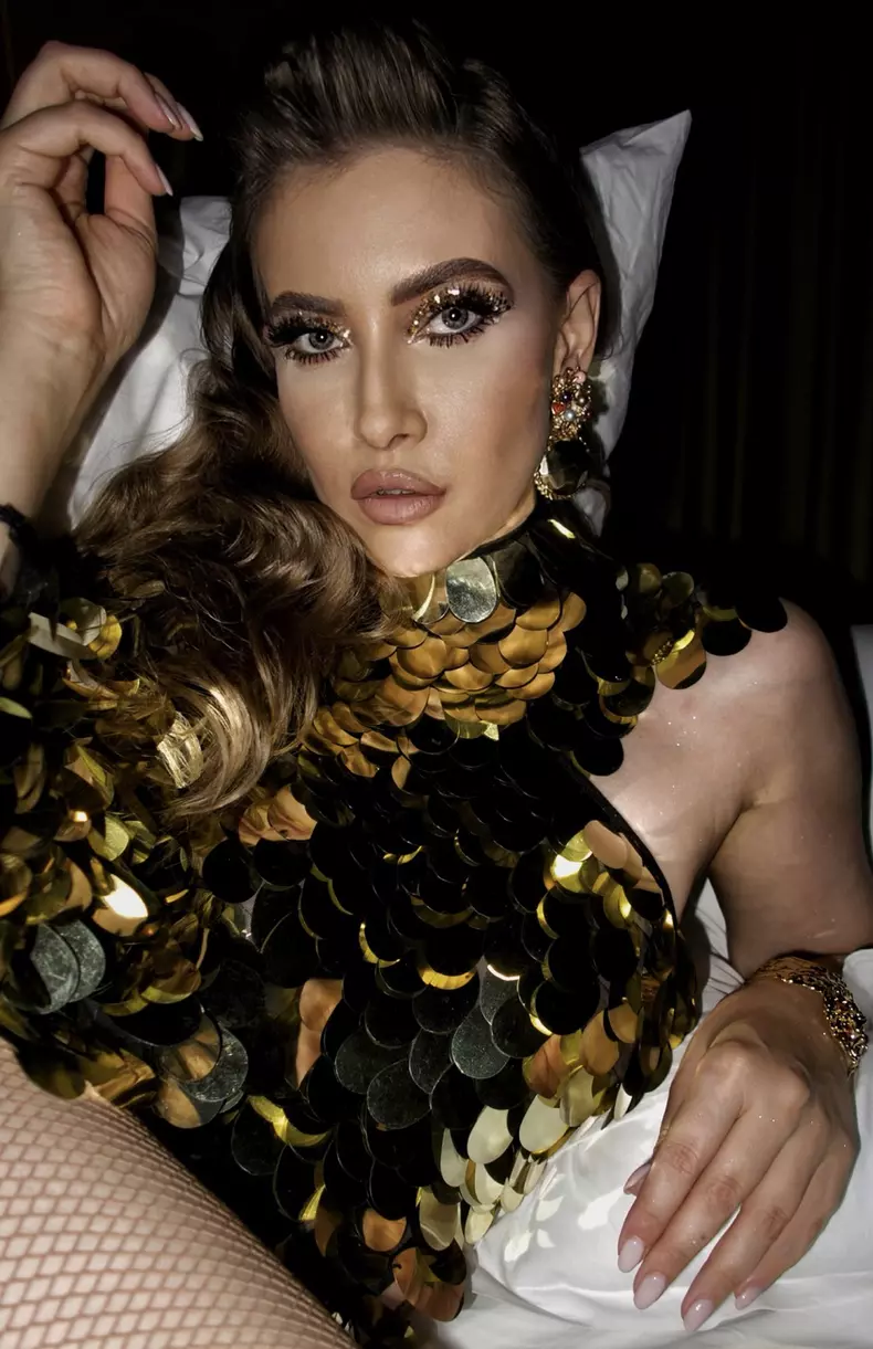 iulia-albu-rochia-cu-mii-de-paiete-editia-12-splash-vedete-la-apa-sezonul-5-image00015