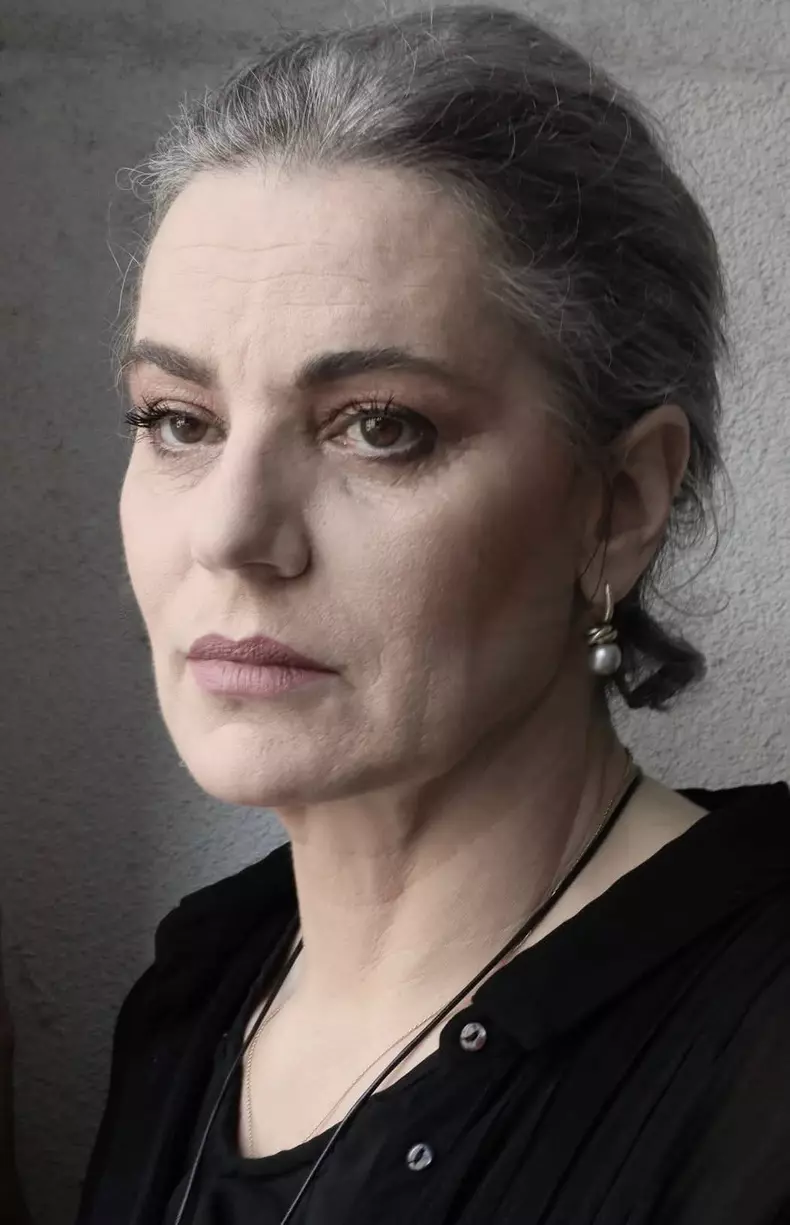 maia morgernstern in negru