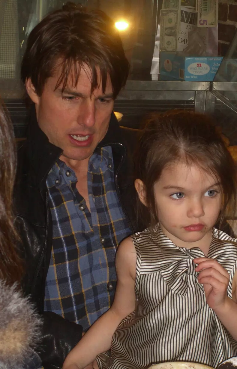 Suri, fiica lui Katie Holmes și a lui Tom Cruise, nu și-a mai văzut tatăl de zece ani