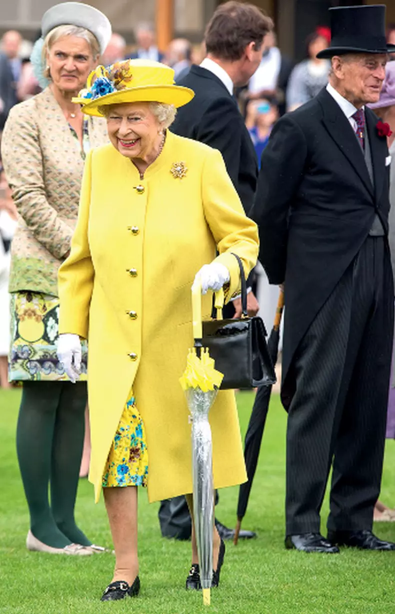 Regina-Elisabeta-a-II-a-stil-1