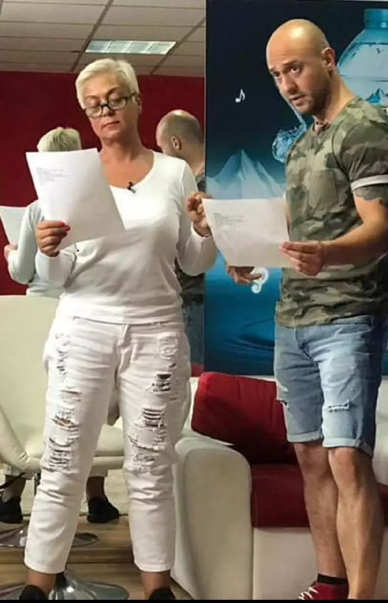 Monica Anghel în blugi rupţi