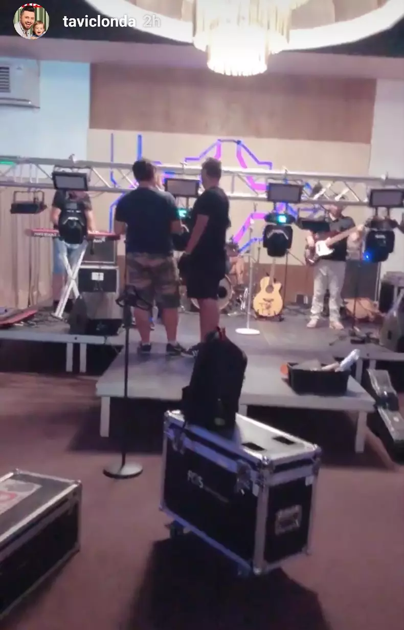 Tavi Clonda a verificat sonorizarea înainte de botez