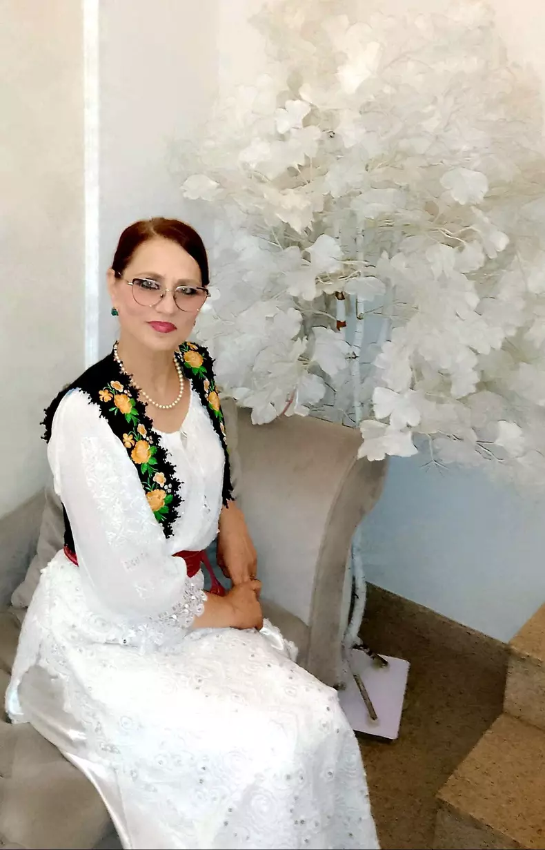 nicoleta voicu in alb