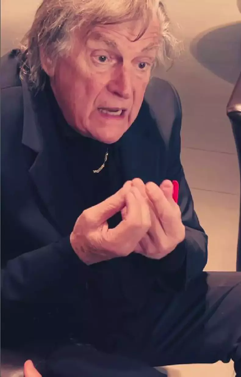 bendeac-in-genunchi-in-fata-lui-florin-piersic-6