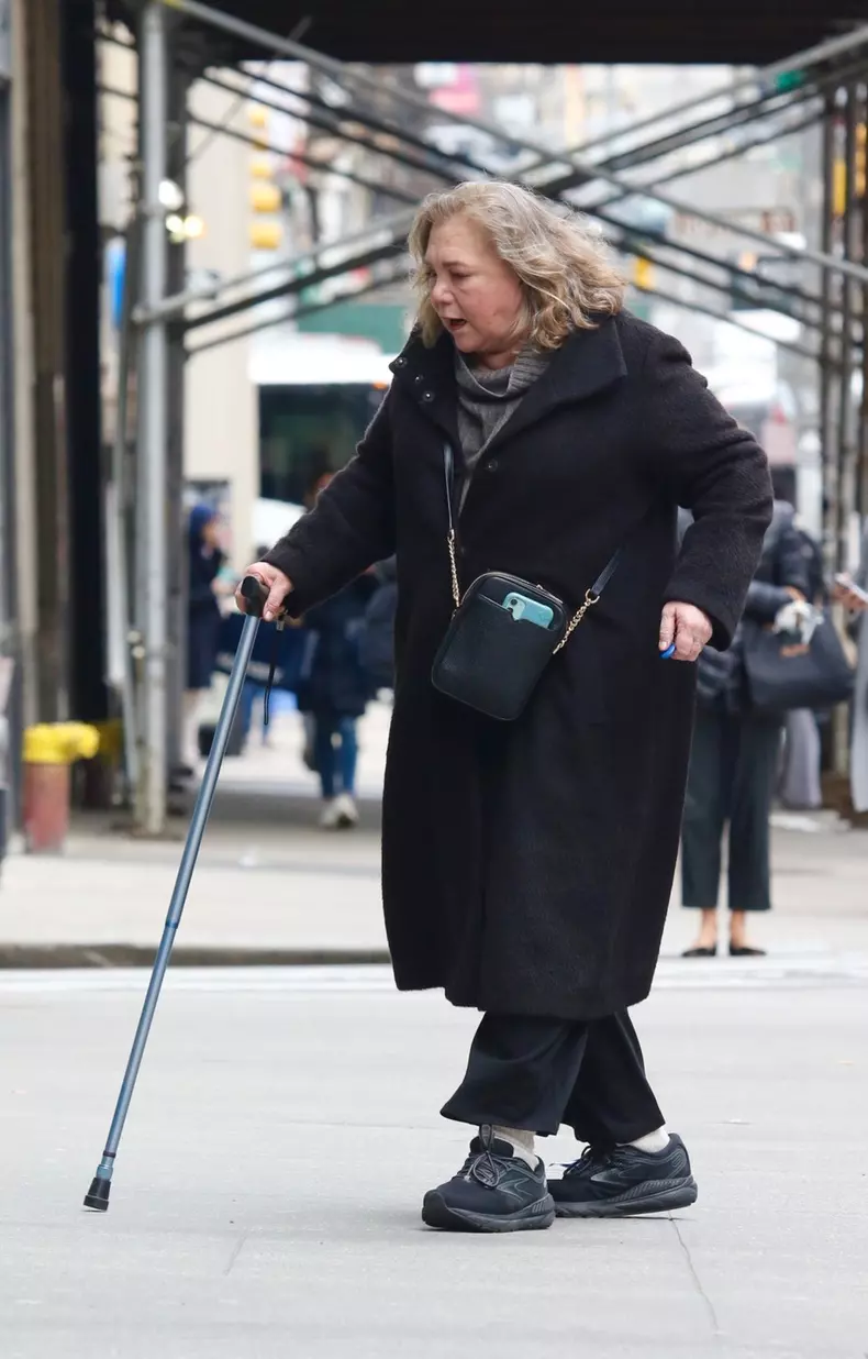 *PREMIUM-EXCLUSIVE* Kathleen Turner looks unrecognizable as she struggles in pain to walk with a cane during a rare public outing **WEB EMBARGO UNTIL APRIL 9, 2024 UNTIL 2:00 PM ET**