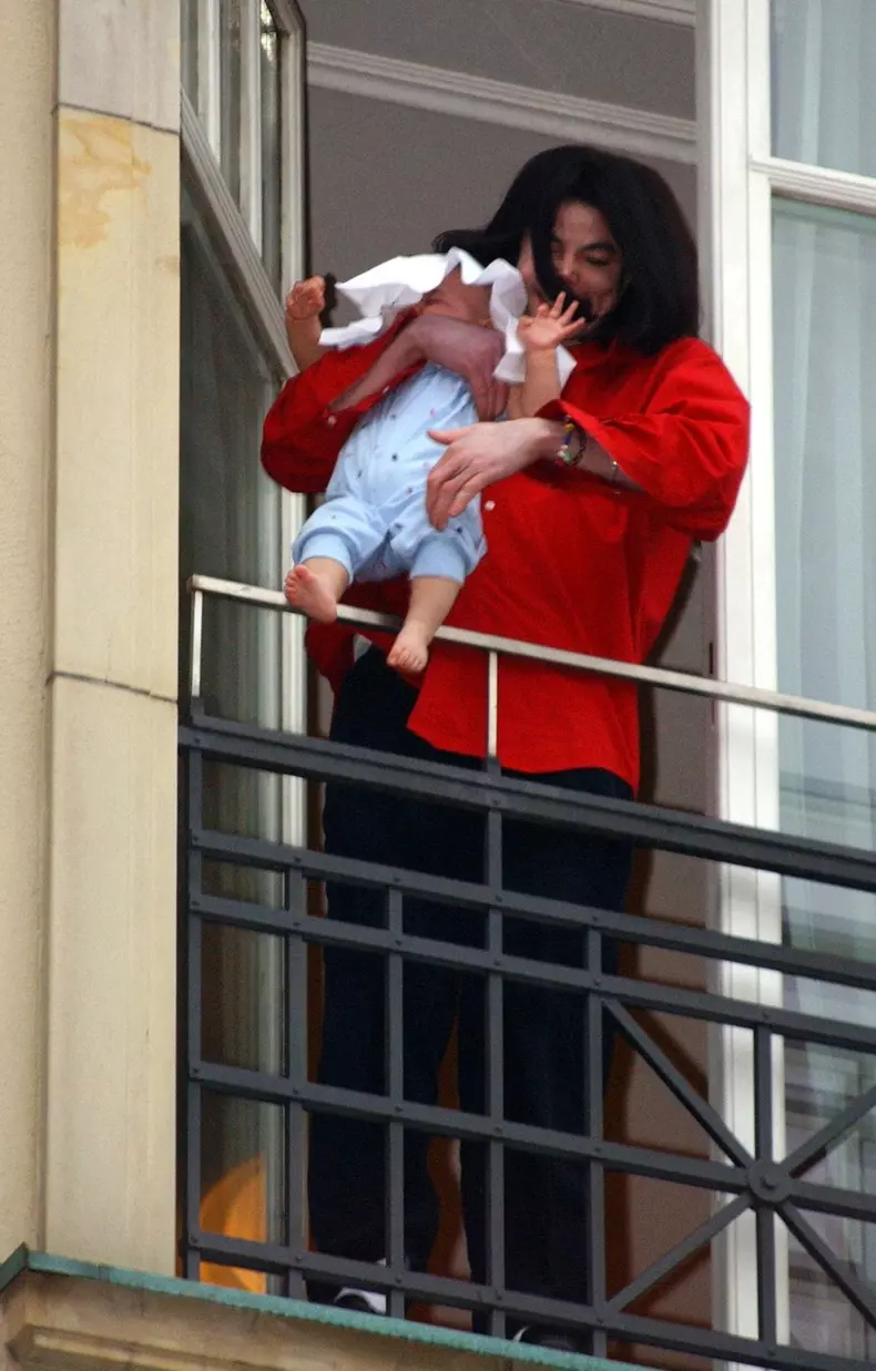 Německo - hudba - Michael Jackson - dítě - balkón syn Prince Michael II.