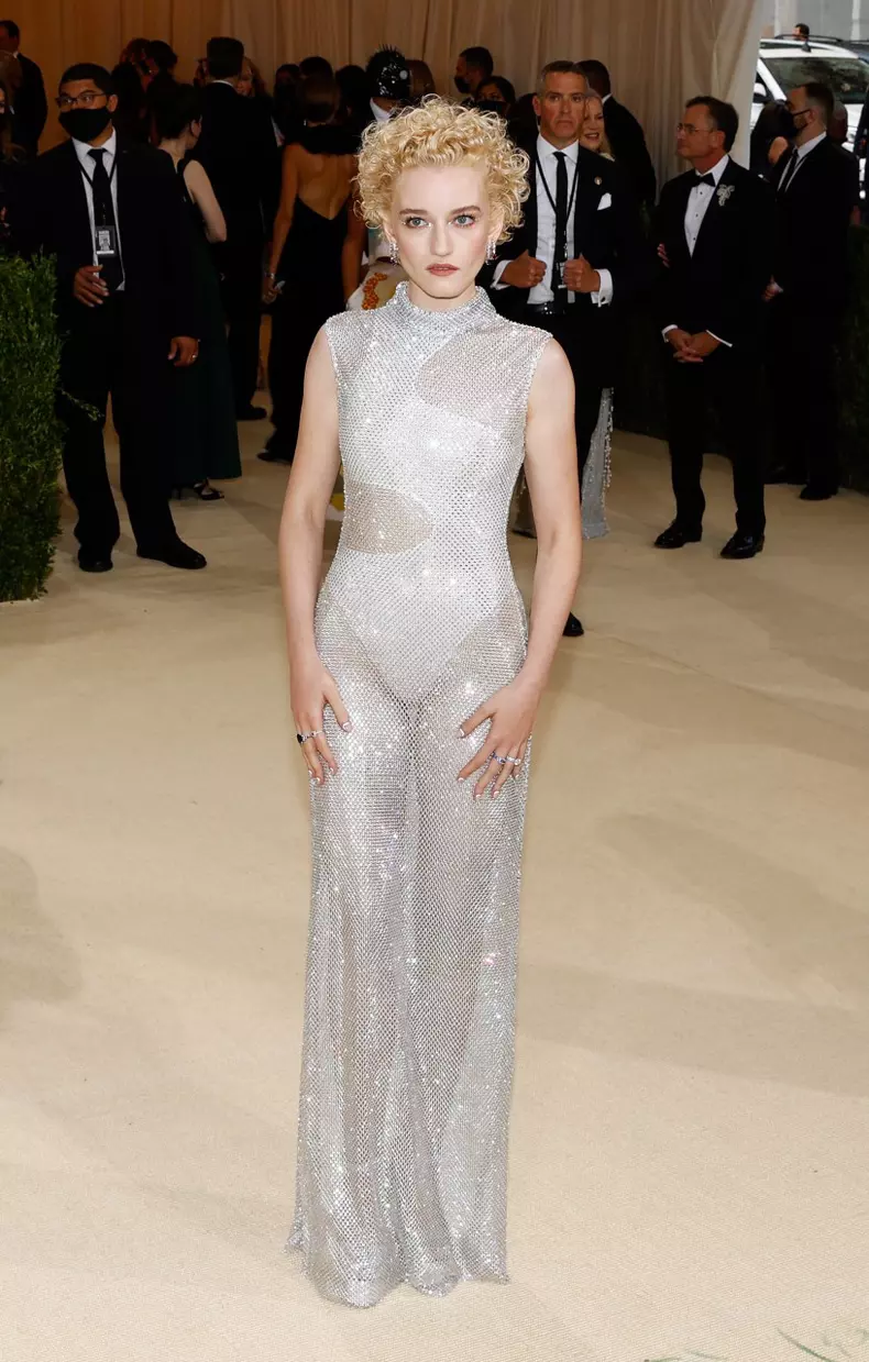 Julia Garner în Stella McCartney