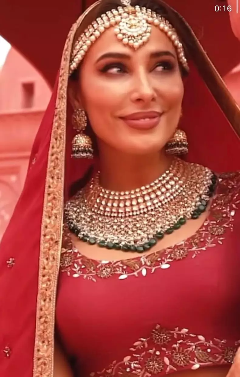 Iulia Vantur reclama la bijuterii