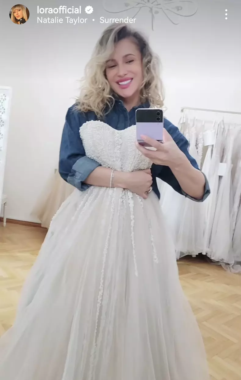 Lora a îmbrăcat rochia de mireasă. Cum au reacționat fanii