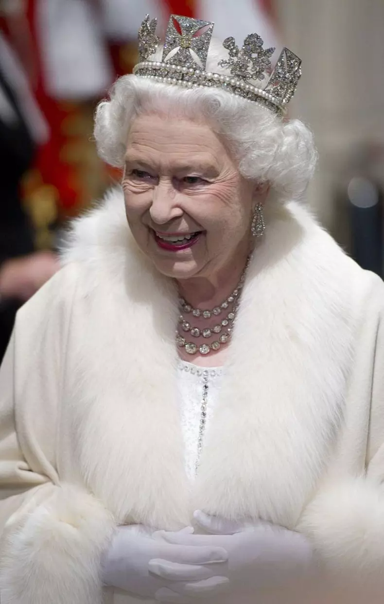 Cerceii purtați de Elisabeta a II-a la deschiderea sesiunii parlamentare, în anul 2012.